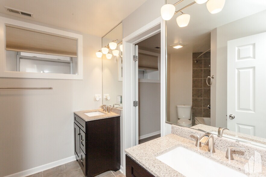 Building Photo - 845 W Lawrence Ave