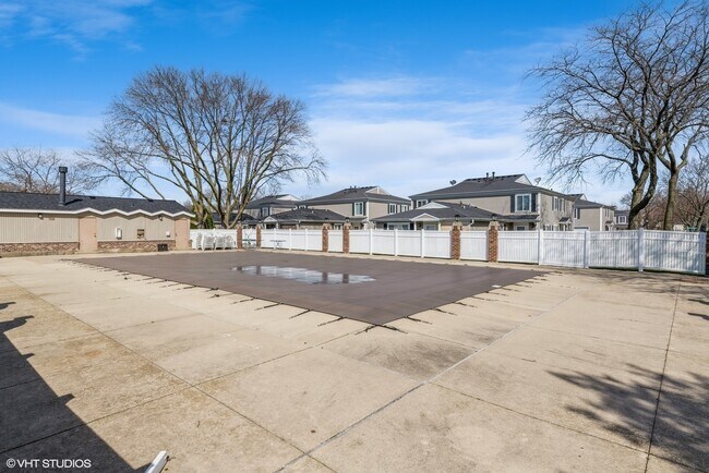 Building Photo - 1110 Cove Dr
