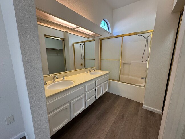 Building Photo - Three Bed, Two Bath Home with a Two Car Garage