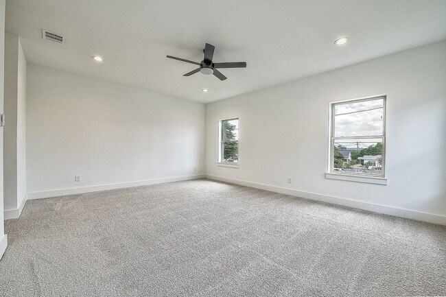 Building Photo - Luxury Living Redefined in the Heart of Fort Worth.