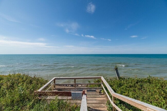 Building Photo - Two Bedroom Condo on Lake Michigan in Stev...