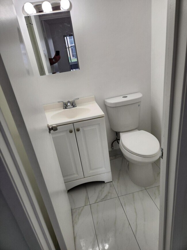 Building Photo - 600 Village Green Ct