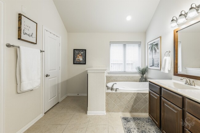 Building Photo - 6003 Hedgepark Dr