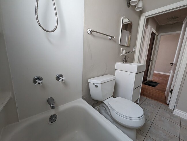 Building Photo - Charming 2-Bedroom Home in North Linden – ...