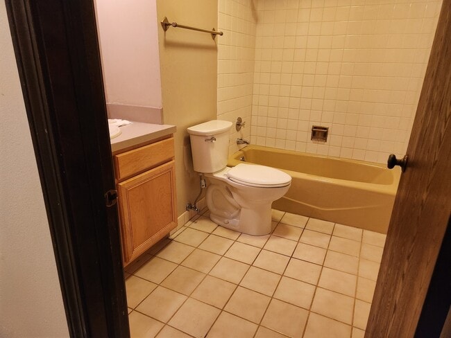 Building Photo - 9242 Gross Point Rd