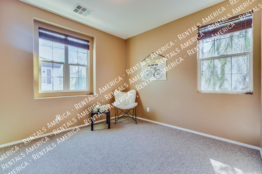 Building Photo - 2727 S Equestrian Dr