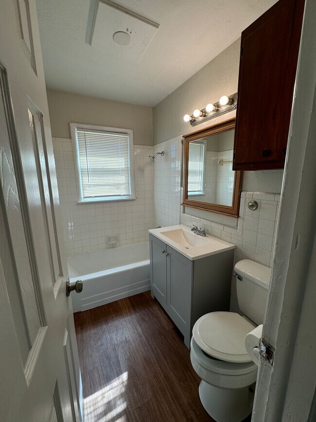 Building Photo - Spacious 3-Bedroom, 1-Bath Home with Garag...