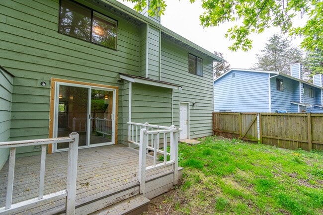 Building Photo - 3 Bedroom/2.5 bathroom townhouse centrally located Oak Harbor
