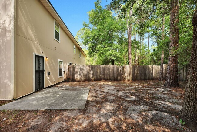 Building Photo - NEWLY RENOVATED 3 BEDROOM 2.5 BATHS TOWNHO...