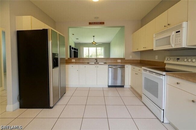 Building Photo - 700 Luisa Ln