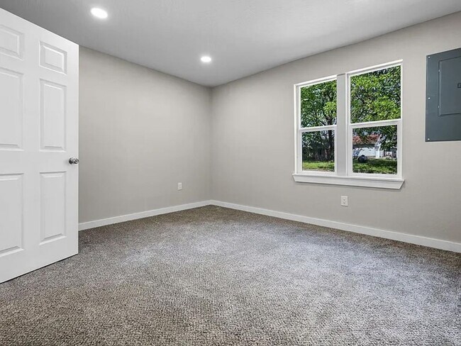 Building Photo - Perfect Family Home in Bolivar