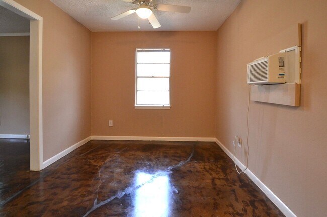 Building Photo - 2/1 House in Hip East Austin!