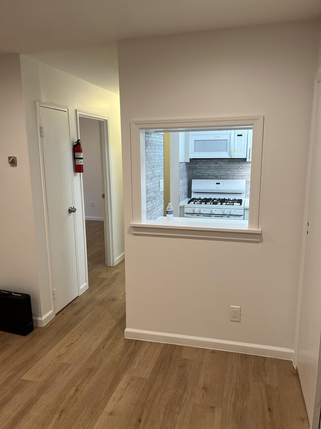 Building Photo - 9B Hemlock Dr