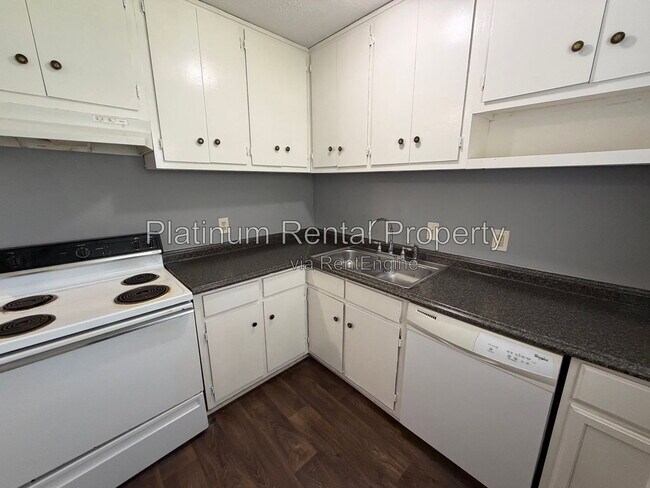 Building Photo - 1492 Waverly Way