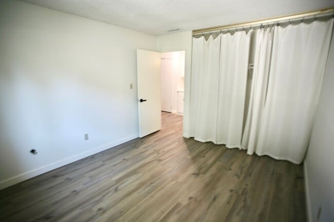 Building Photo - 3br, 2ba in a Great Family Neighborhood Av...