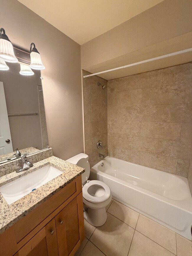 Building Photo - 2 Bedroom 1 Bath Duplex In Cape Coral