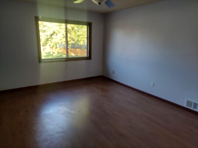 Building Photo - Dreamland Home Ventures