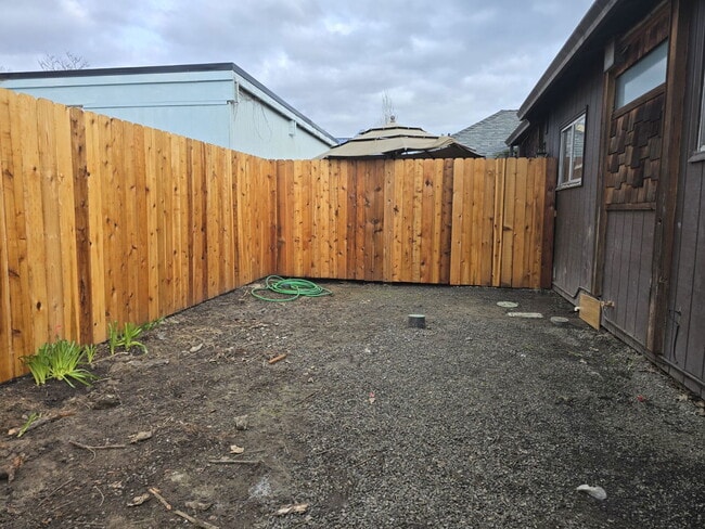 Building Photo - 69 Rose Ave