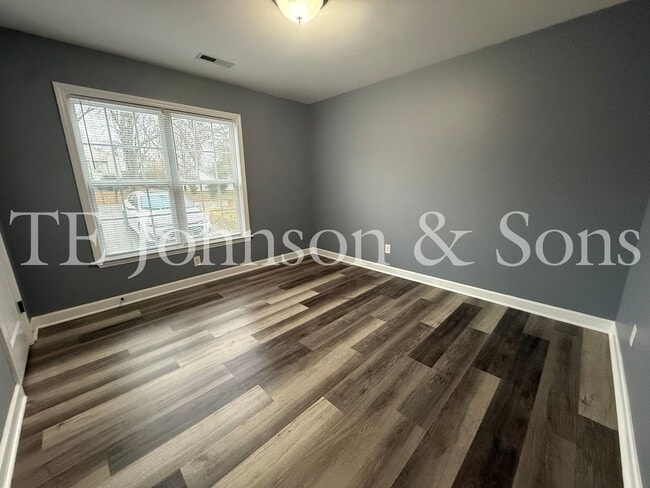 Building Photo - Charming 3 Bedroom Home with Modern Finishes on Dellwood