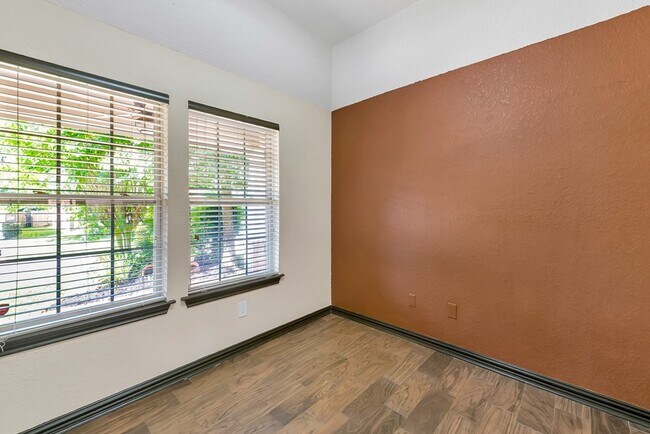 Building Photo - 18 N Star Ridge Cir