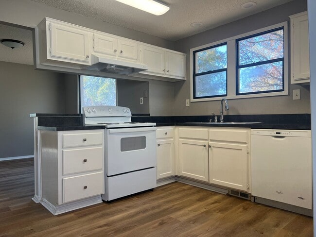 Building Photo - 104 Belmont Dr