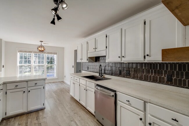 Building Photo - 402 Plantation Pointe Dr