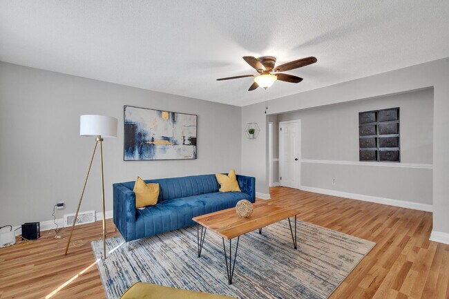 Building Photo - The Deese | $200/Week (First 4 Weeks Limited Promo!) Move-In Ready Room Rental - PRIVATE BATH – N...