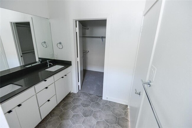 Building Photo - 427 W 10th St