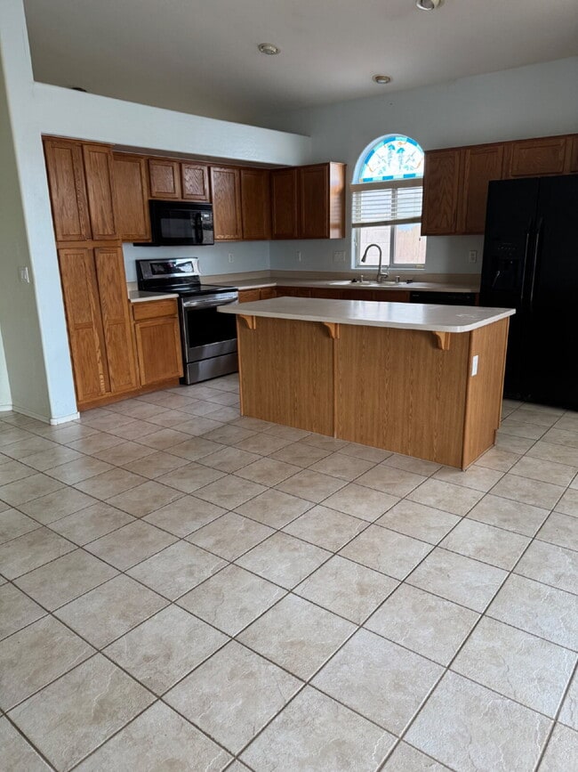 Building Photo - 3b/2b home with a pool backing Palm Valley golf course.