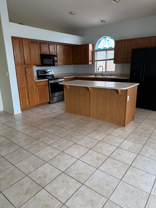 Building Photo - Open house Sunday 2-22-26 from 1-3pm! 3b/2b home with a pool backing Palm Valley golf course.