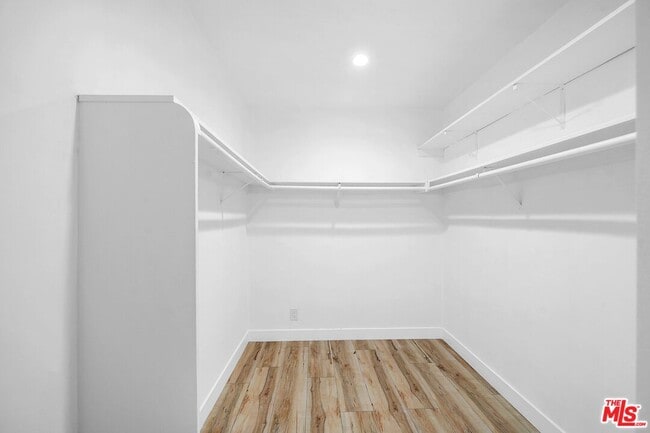 Building Photo - 5614 Ponce Ave