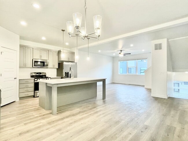 Building Photo - Beautiful Modern Townhome in American Fork!