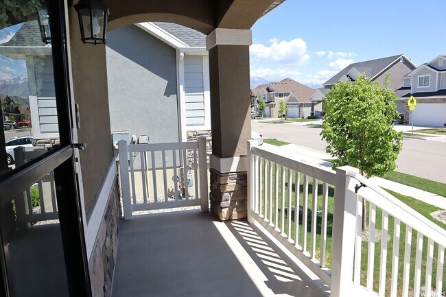 Building Photo - 616 W 4050 N