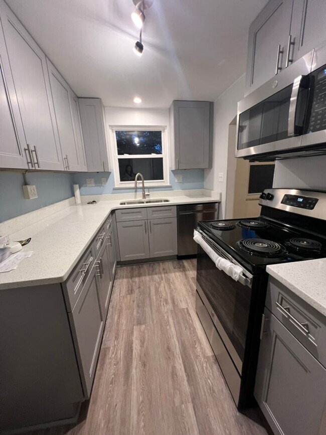 Building Photo - Updated 2 bedroom cutie in Brentwood!