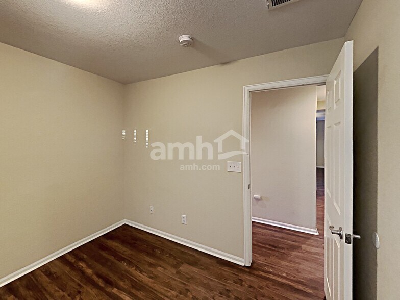 Building Photo - 810 Sunrise Dr