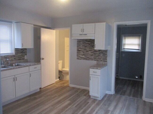 Building Photo - COMING SOON!  Updated 4 Bed 1.5 Bath Middl...