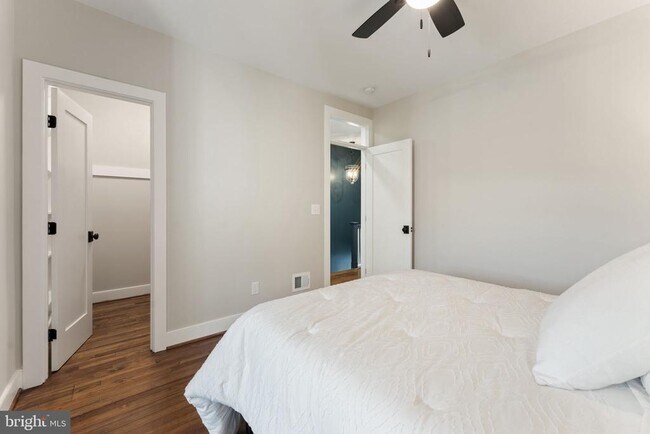 Building Photo - 705 Kentucky Ave SE