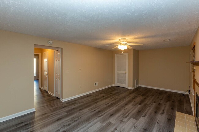 Building Photo - 3 BR, 2.5 BA Townhome in North Stafford