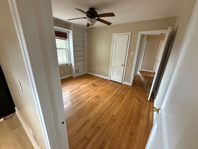 Building Photo - Great Opportunity in Lakeside area