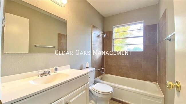 Building Photo - 2400 Dogwood Pl