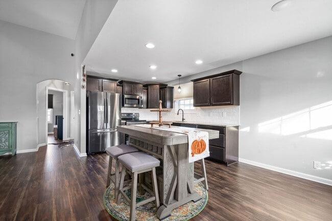 Building Photo - Country feel in the City.  Sharp 3 bed 2 bath.  Close to Fort Campbell.