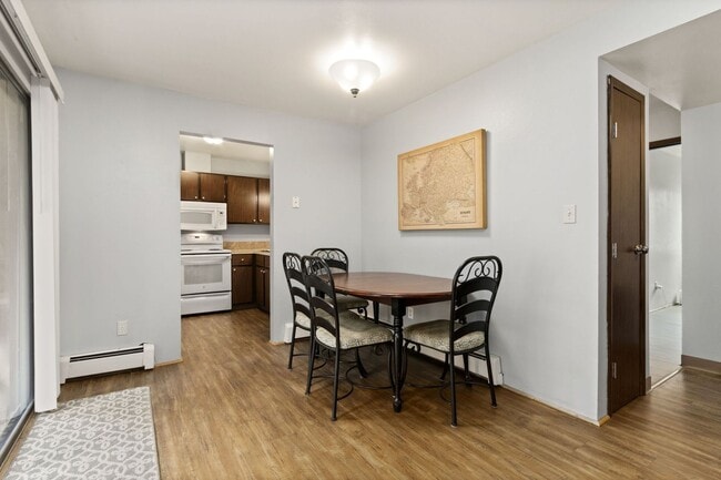 Building Photo - 2 Bedroom, 1 Bathroom Apartment, trash, water, and hot water heat included in rent.