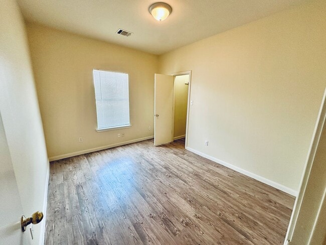 Building Photo - 2873 Southampton Way