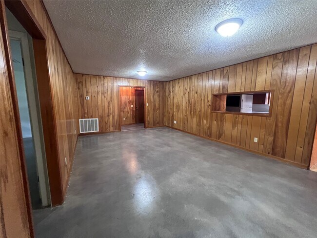 Building Photo - 626 N Resident St