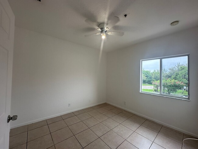 Building Photo - 3 Bedroom Townhome in West Palm Beach