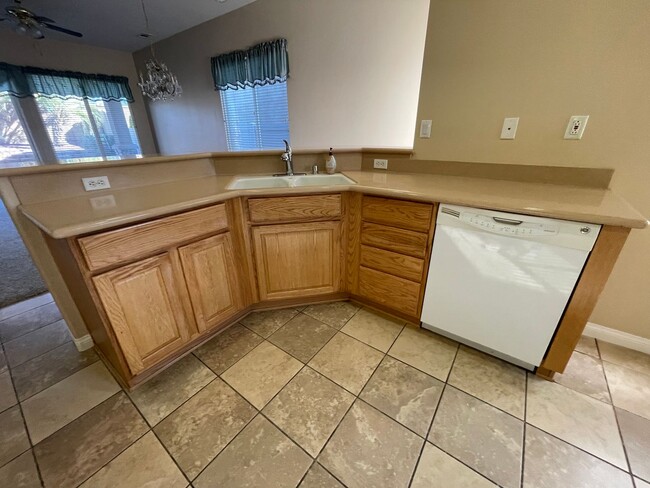 Building Photo - Apple Valley-Del Web Home, 2 Bedrooms,2 Ba...
