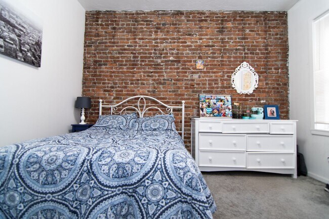 Building Photo - Allston 2bed close to BU available 9/1/2026 $3000/month