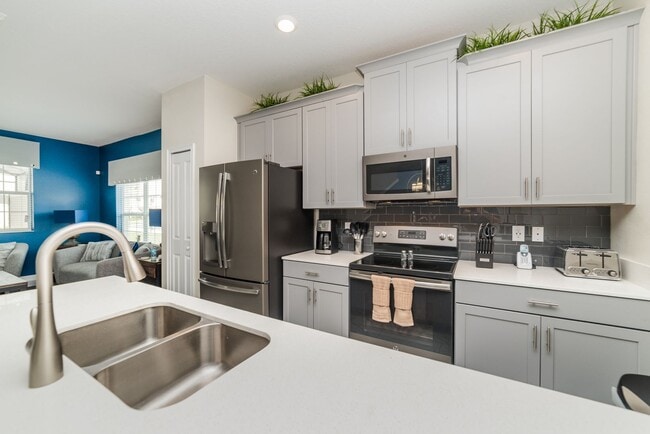 Building Photo - For Rent - Pool Townhome with 5 Bedroom 4 ...