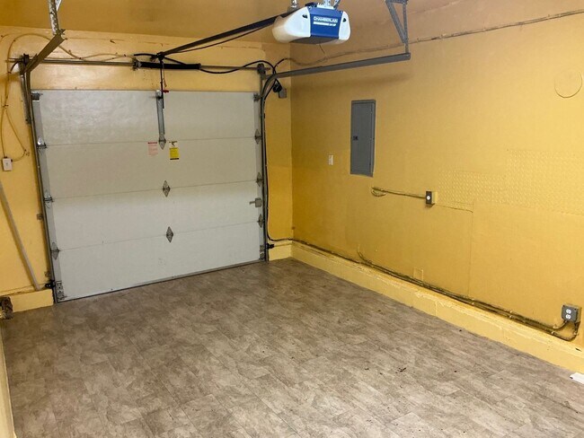 Building Photo - MODERN CONVENIANCES