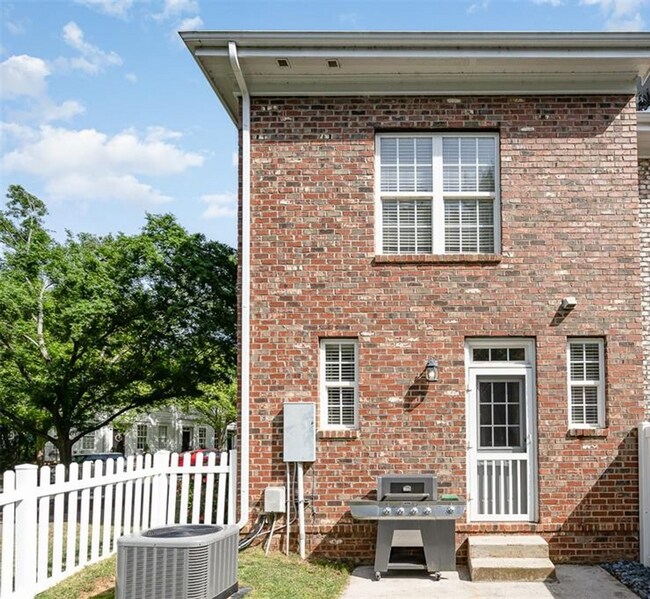 Building Photo - Beautiful townhome in Ballantyne